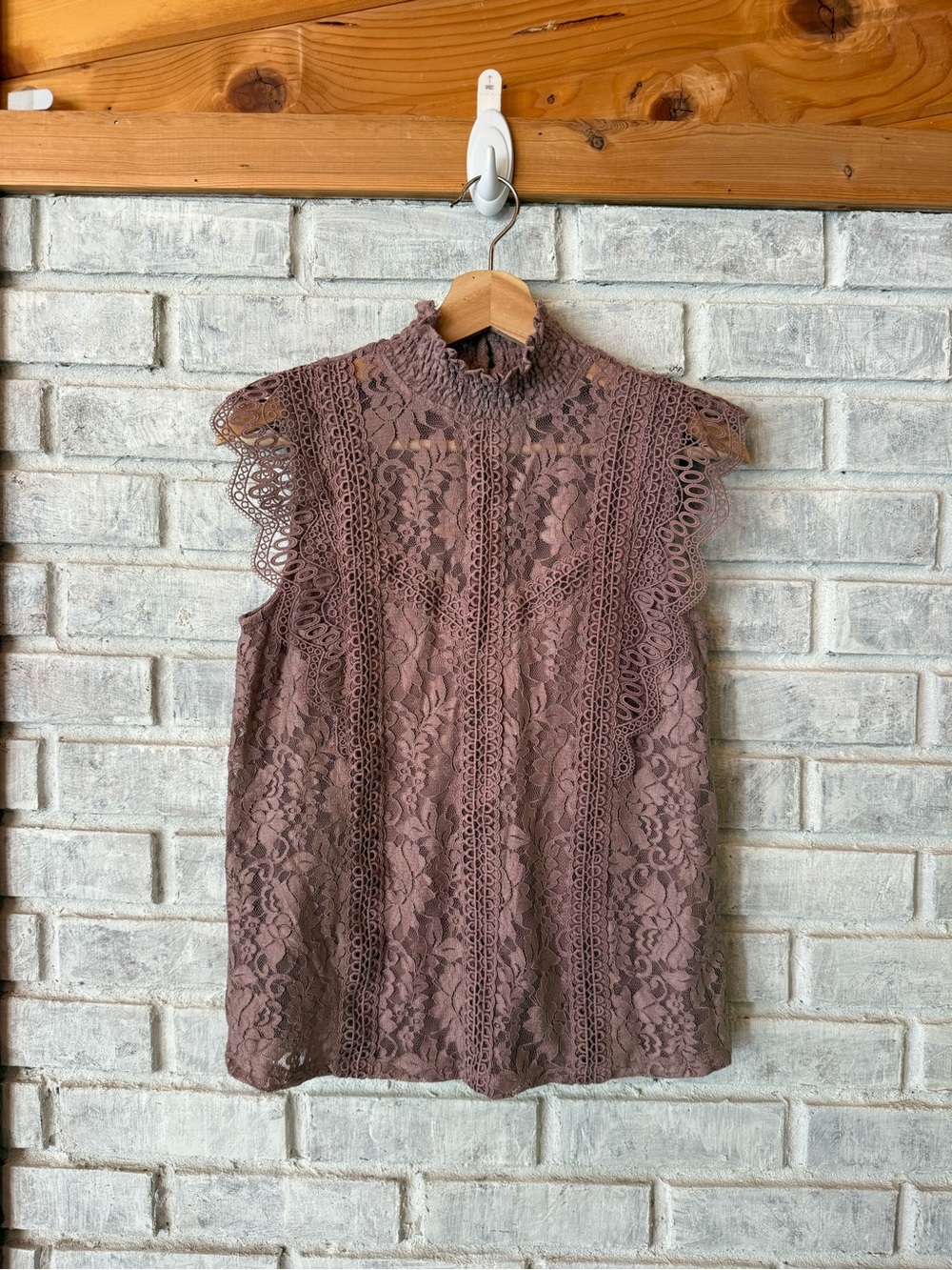 Cable & Gauge Mauve Brown Lace Mock-Neck Sleeveless Camisole
